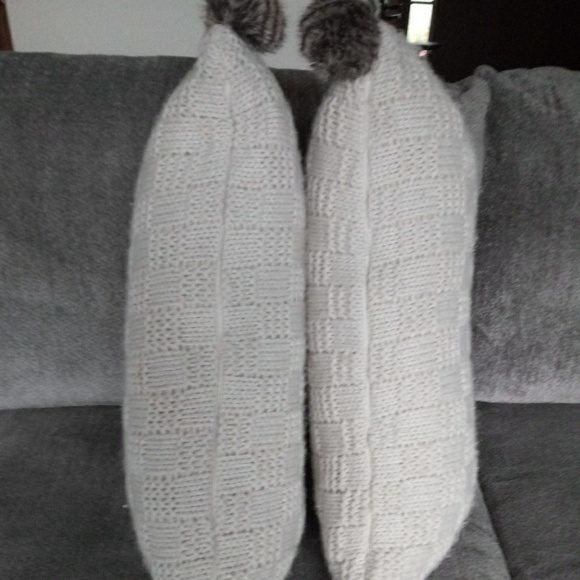 Pillows - Picture 4 of 6